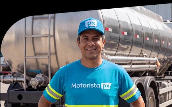 Motorista com a camiseta da Motorista PX em frente a um caminhão-tanque