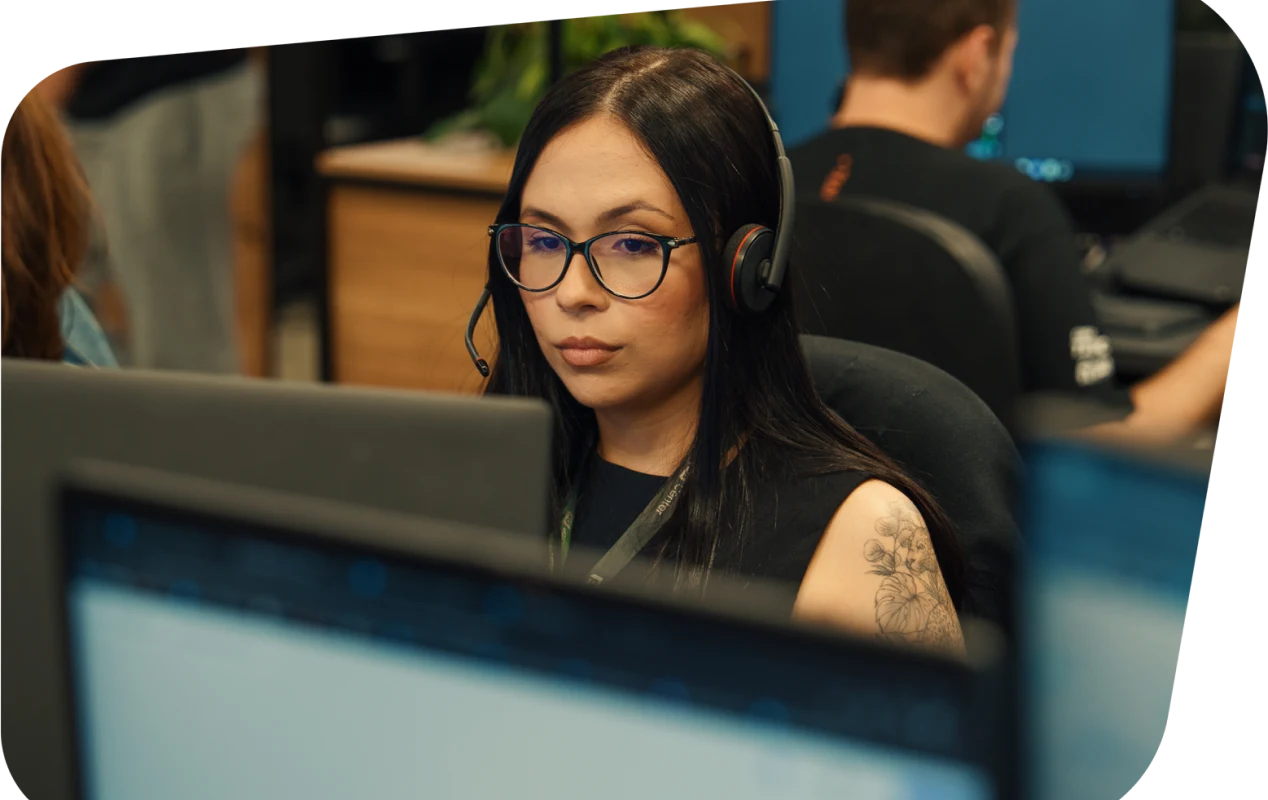 Colaboradora da PX no escritório
