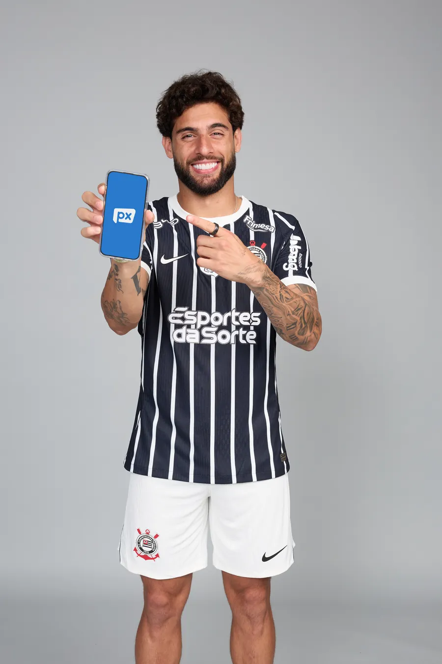 Motorista PX com a camisa do Corinthians segurando o aplicativo