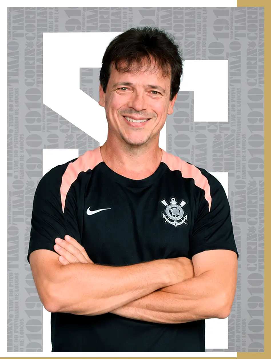 Técnico do Corinthians de braços cruzados