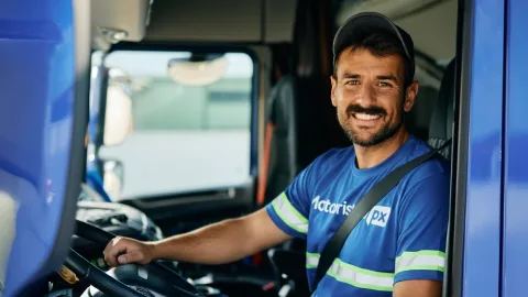 Motorista parceiro da PX na cabine do caminhão