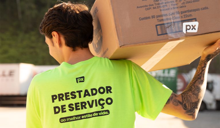 Eficiência na logística: ajudante carregando caixa